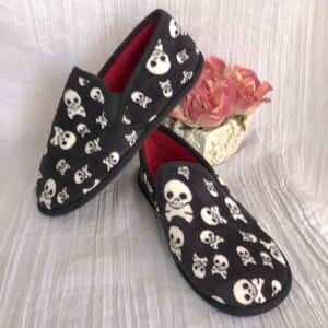 Unbranded Black & white skeleton skull slip on slippers w/red interior SZ 4/5